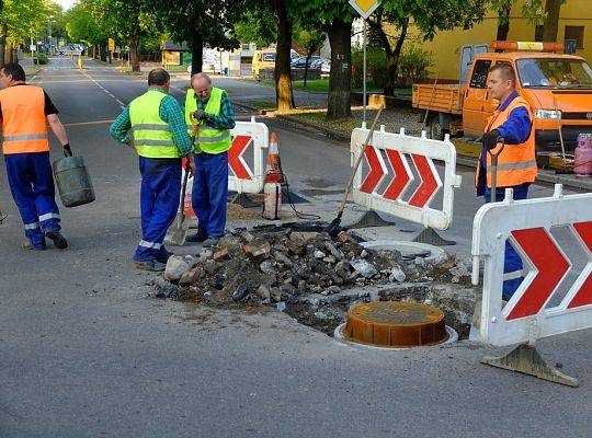 Remont studni kanalizacyjnych na al. Wolności.