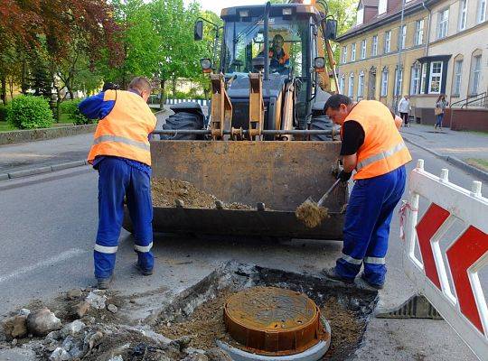 Remont studni kanalizacyjnych na al. Wolności.