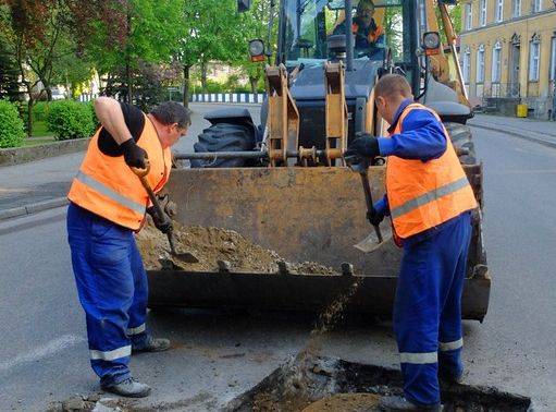 Remont studni kanalizacyjnych na al. Wolności.