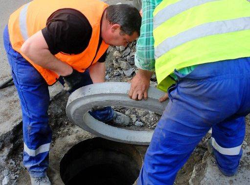 Remont studni kanalizacyjnych na al. Wolności.